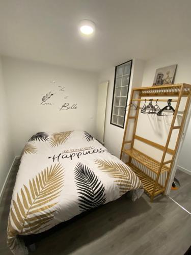 マロ・レ・バンにあるappt dunkerque plage de maloのベッドルーム(ベッド1台、木製の棚付)