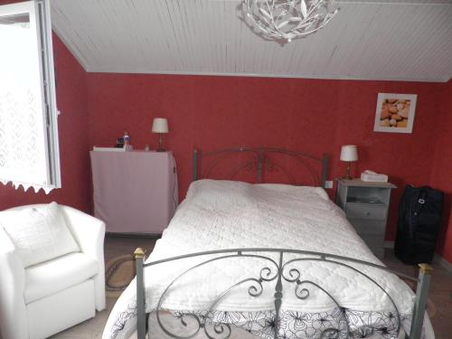 FeytiatにあるLa Basse Plagneのベッドルーム1室(ベッド1台、椅子、シャンデリア付)
