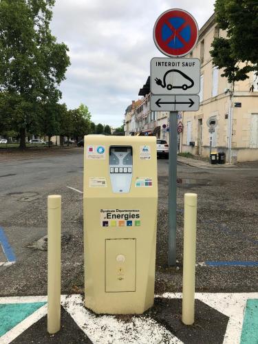 a parking meter on the side of a street at Hôtel La Couronne in Marmande