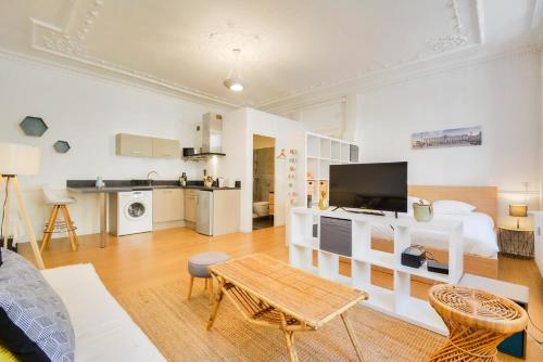 un salon avec un canapé et une table dans l'établissement Le cocon des Ponts, à Nancy