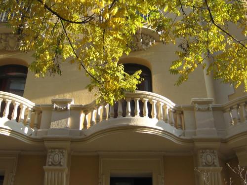 un balcón en el lateral de un edificio en Residència Erasmus Gracia, en Barcelona