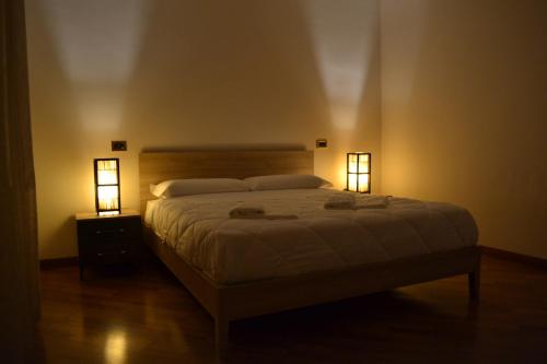 - une chambre dotée d'un lit avec deux lumières dans l'établissement Marie Claire Termoli, à Termoli