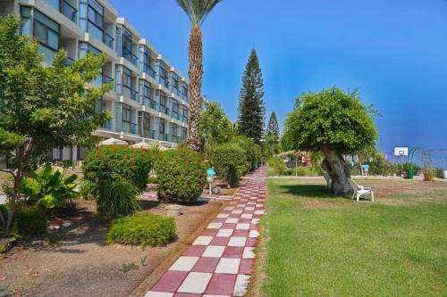 Κήπος έξω από το Ron Beach Hotel