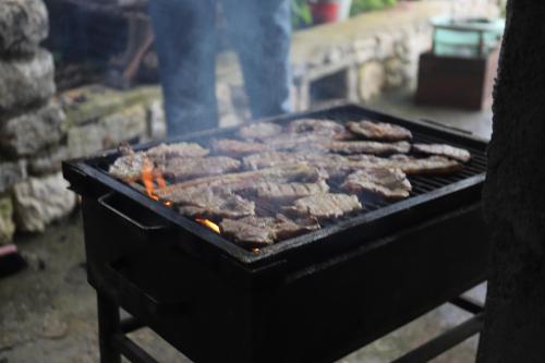 Gril dostupný pro hosty v luxury tent