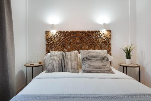 a bed with a wooden headboard in a bedroom at Villa Acacia in Yaiza