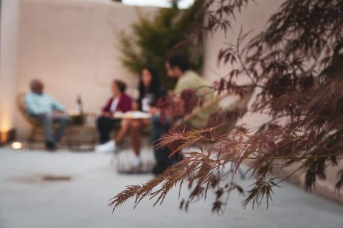 a group of people sitting in a room at Hotel rural La Tejera in Quintanilla de Arriba