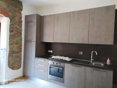 een keuken met een wastafel en een fornuis top oven bij La Rosa dei Venti in Cantagrillo