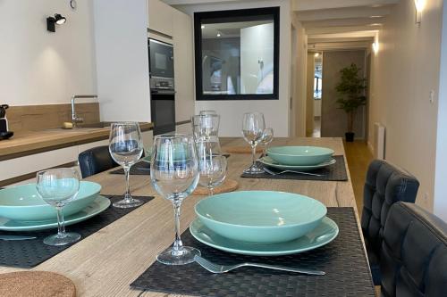 une table avec des assiettes et des verres à vin dessus dans l'établissement Le Royal 4 - Apartment for 4 people in the city center, à Annecy