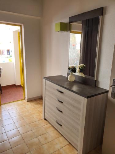 een dressoir met een spiegel erop bij Portimão Appartement clube praia da rocha in Portimão