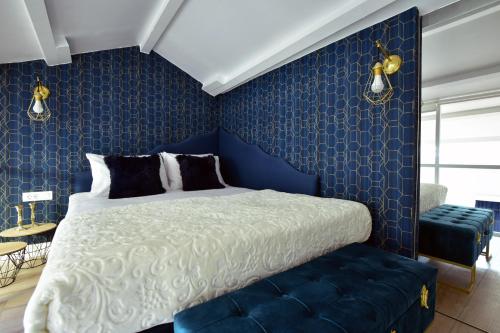 Queen Apartment, in the heart of Corfu Historical Old Town Center!
