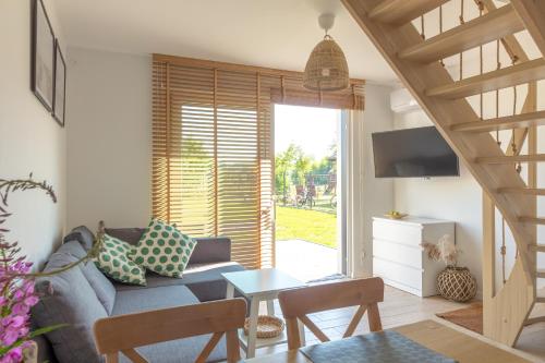 MorzeZatoka - apartamenty Władysławowo في فواديسوافوفو: غرفة معيشة بها أريكة وطاولة