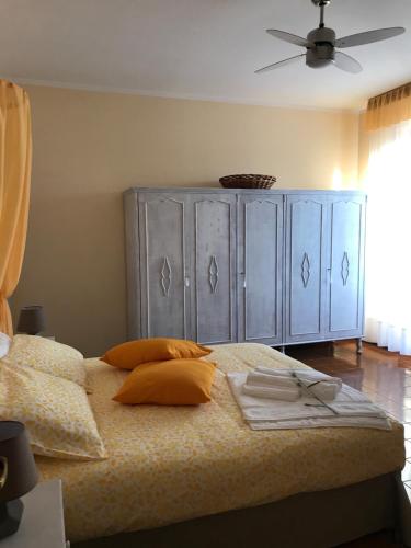 a bedroom with a bed and a blue cabinet at Regina di Cuori Rooms in SantʼElpidio a Mare