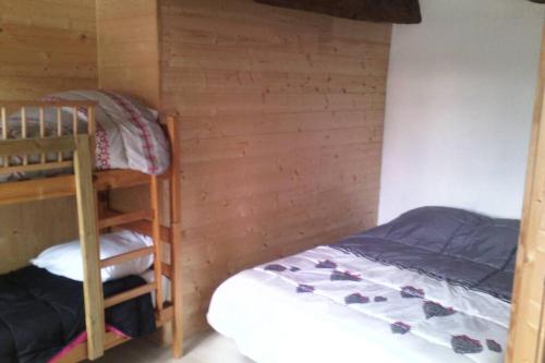 Maison de montagne في Le Vernet-Sainte-Marguerite: غرفة نوم بسريرين بطابقين وسرير