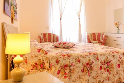 Mini Hotel Rendez Vous tesisinde bir odada yatak veya yataklar