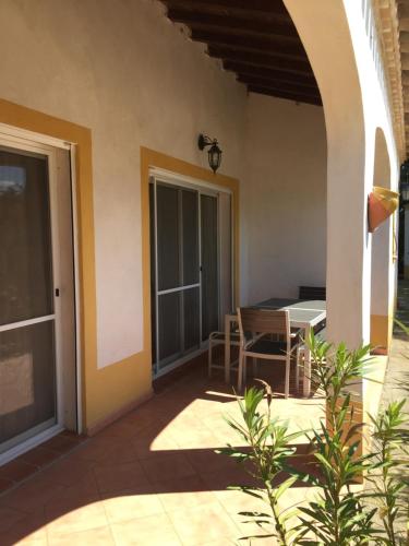 une terrasse d'une maison avec une table et des chaises dans l'établissement EL ROCIO 2, à Saintes-Maries-de-la-Mer