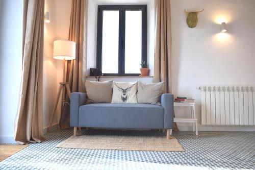 科爾特加納的住宿－Finca Bravo，客厅设有蓝色沙发,配有窗户