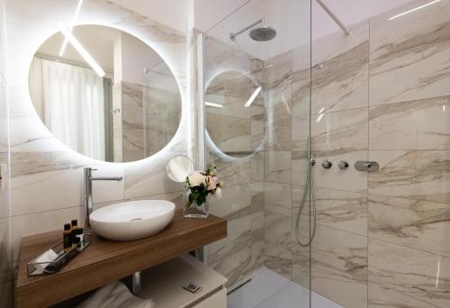 a bathroom with a sink and a mirror at Sweet Home Suites - Verona in Verona