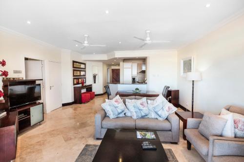 sala de estar con sofá y mesa en 102 Oyster Rock - by Stay in Umhlanga, en Durban