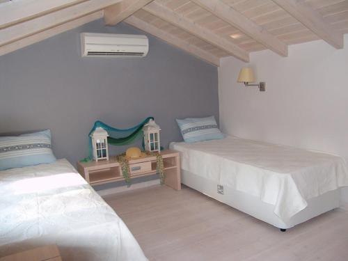 a bedroom with two beds and a ceiling at Enalia Gi in Límni