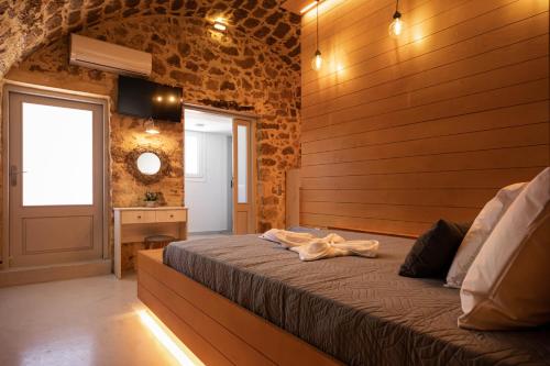 una camera con un letto e una parete in legno di Twin's House a Rethymno