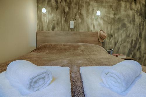 ein Schlafzimmer mit einem Bett mit Handtüchern darauf in der Unterkunft Renas Cosy Apartment in Korfu-Stadt