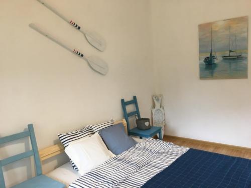 - une chambre avec un lit et une planche de surf accrochée au mur dans l'établissement Dom pod Białym Pagajem, à Pisz