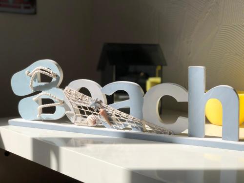 a white sign sitting on top of a table at Fonte da Telha Beach Hostel in Costa da Caparica