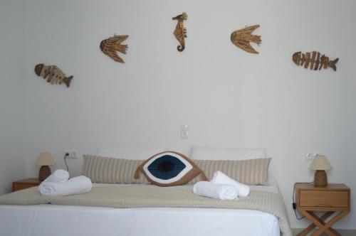 1 dormitorio con 1 cama con 2 toallas en Secret Garden Apartments en Mykonos ciudad
