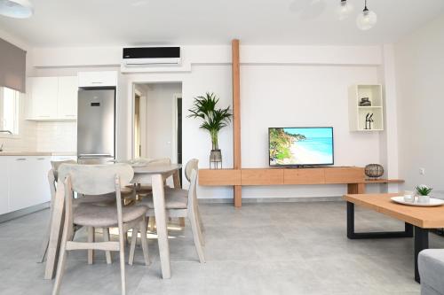 Η κουζίνα ή μικρή κουζίνα στο Faidra Apartments