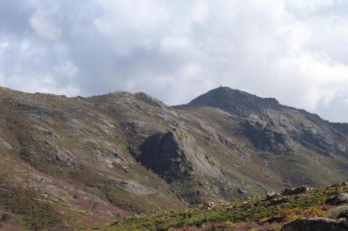 Pemandangan gunung umum atau pemandangan gunung yang diambil dari rumah percutian