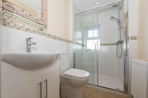 Bathroom sa Porth Diana House - 4 Bed-Sleep10-Trearddur Bay