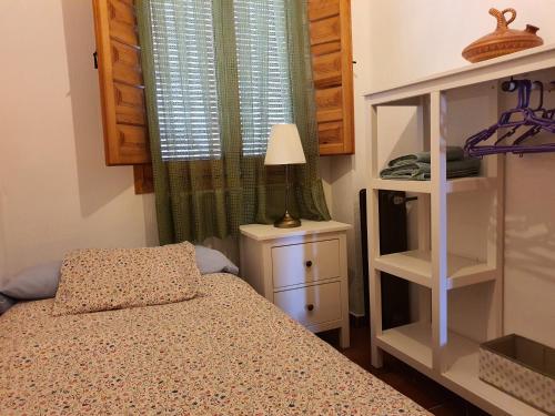 クエンカにあるCasa San Nicolasの小さなベッドルーム(ベッド1台、窓付)