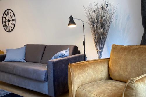 un salon avec un canapé et une lampe dans l'établissement Le Royal 4 - Apartment for 4 people in the city center, à Annecy