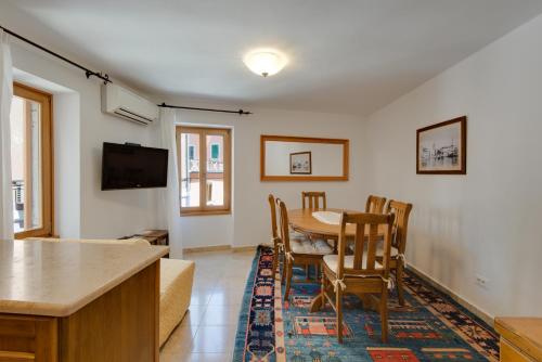 a kitchen and dining room with a table and chairs at Villa Tuttorotto in Rovinj
