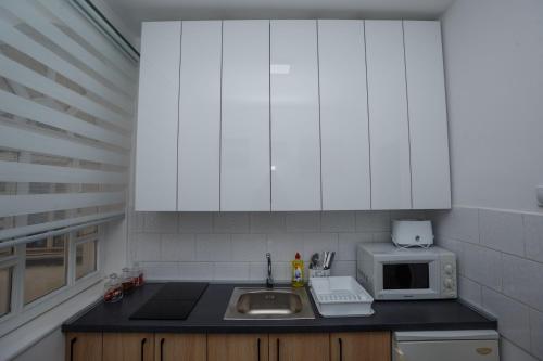 Dapur atau dapur kecil di Nacional 1 Apartment Studio