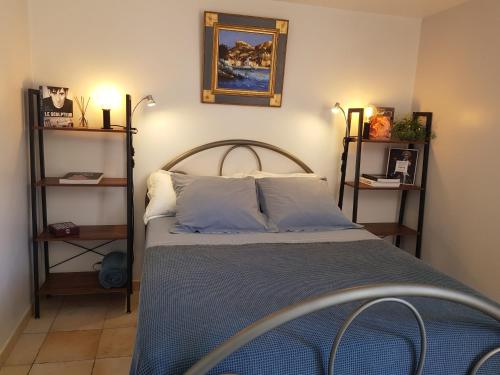 1 dormitorio con 1 cama con 2 luces encendidas en Les Néfliers chambre d'hôtes, en Céreste