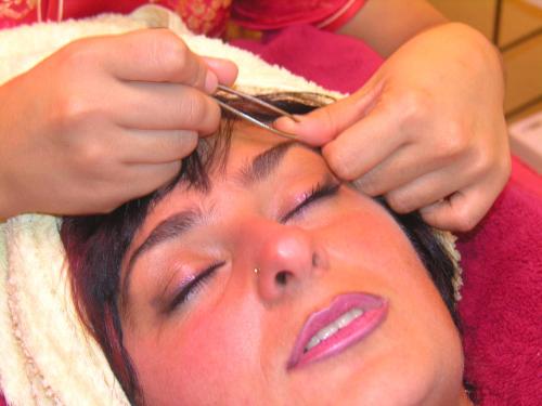a woman getting her hair cut with scissors at Hotel Englischer Hof in Herzberg am Harz