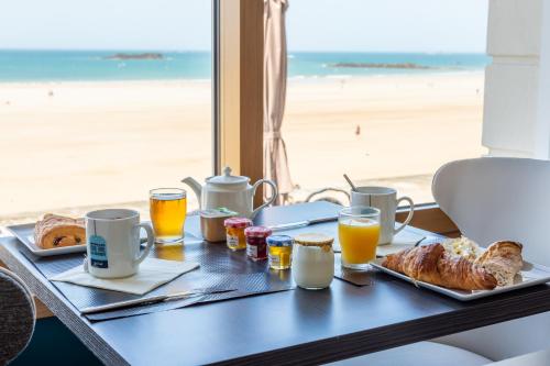 Επιλογές πρωινού για τους επισκέπτες του Hotel Kyriad Saint Malo Centre Plage
