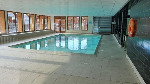 a large swimming pool in a building at Appartement 3 étoiles 6 personnes les Orres 1800 in Les Orres