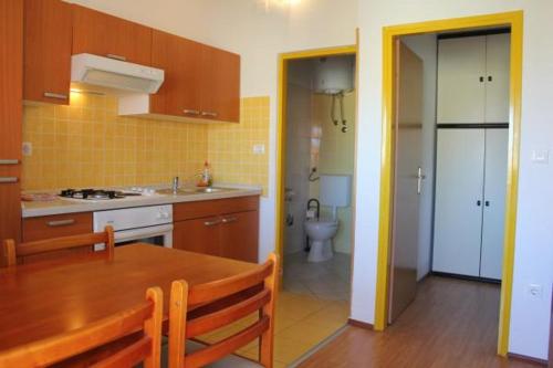 Η κουζίνα ή μικρή κουζίνα στο Apartments Nikolina