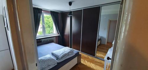 グダニスクにあるMieszkanie nad morzemの小さなベッドルーム(ベッド1台、鏡付)