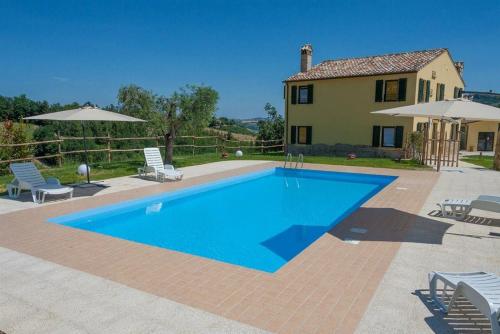 - une piscine en face d'une maison dans l'établissement LA TANA DEL CINGHIALE, à Santa Vittoria in Matenano