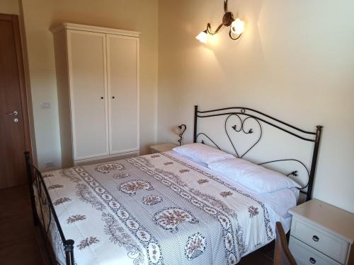 - une chambre avec un lit et une couette blanche dans l'établissement LA TANA DEL CINGHIALE, à Santa Vittoria in Matenano