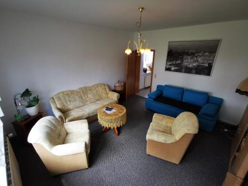 a living room with couches and a blue couch at Auszeit auf dem Land nahe Ludwigslust in Glaisin