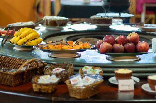 a buffet with fruits and vegetables on a table at Hotel Fazenda Pé da Serra in Bom Sucesso