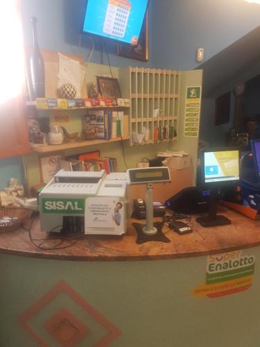 un escritorio con una máquina de coser y un ordenador en Albergo Fonda, en Villarotta