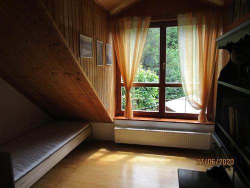 Zimmer mit einem großen Fenster in einem Zimmer in der Unterkunft Chata pod Dubákom in Lazisko