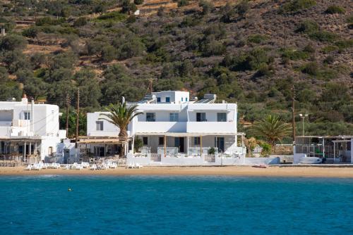 una casa bianca su una spiaggia vicino all'acqua di Thalassea Sifnos apartments a Platis Yialos Sifnos
