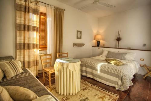 um quarto com uma cama, uma mesa e um sofá em La Torretta em Tuscania