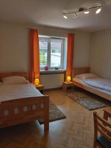 1 dormitorio con 2 camas y ventana en Ferienwohnung Künzell, en Künzell